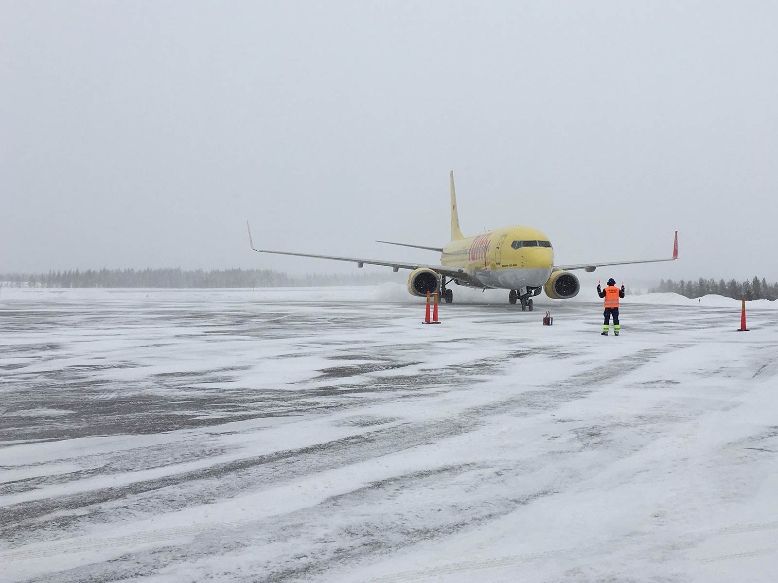Verschneites Rollfeld auf dem Airport von Arvidsjaur.